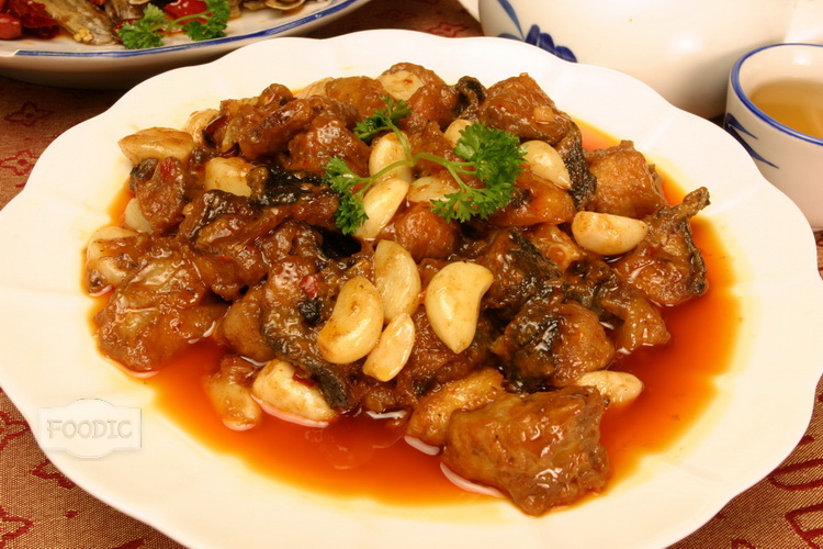 마늘메기구이, 따쏸 사오 넨위 大蒜烧鲶鱼