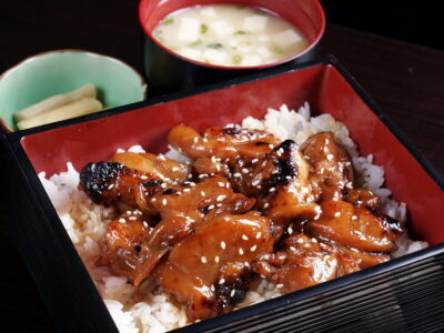 닭고기 덮밥, 자오사오 지로판 照烧鸡肉饭