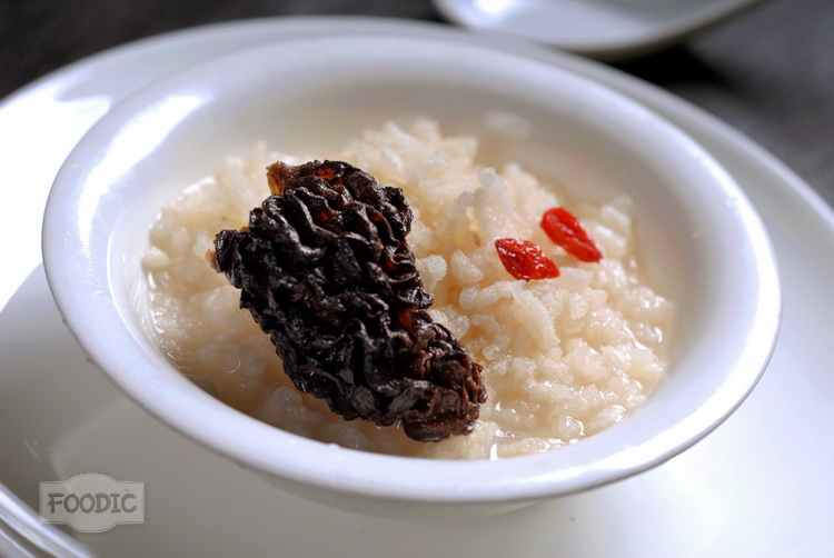 곰보버섯국밥, 양두쥔 파오판 羊肚菌泡饭