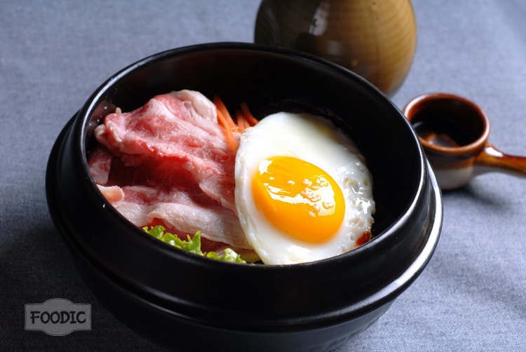 소고기 돌솥비빔밥, 페이뉴 스궈 반판 肥牛石锅拌饭