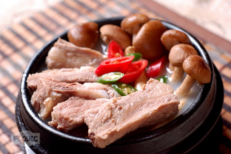 버섯갈비탕, 차수구 파이구탕 茶树菇排骨汤