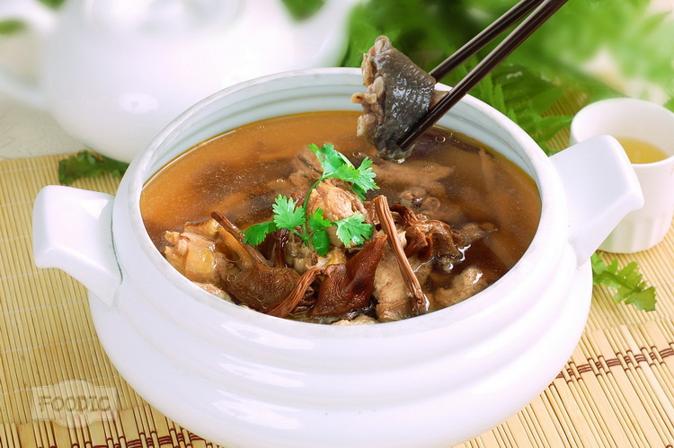 버섯닭고기탕, 차수구 뚠투지 茶树菇炖土鸡